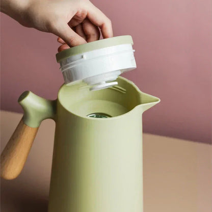 Stylish thermos bottle with long-lasting heat and cold insulation - NordicTherm